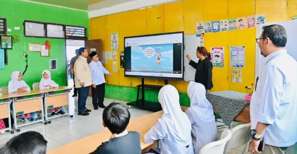 Presiden Prabowo Bersama Mendikdasmen Saksikan Demonstrasi Teknologi Smart Board